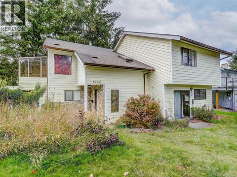 1544 Granada Cres Saanich BC V8N2B8