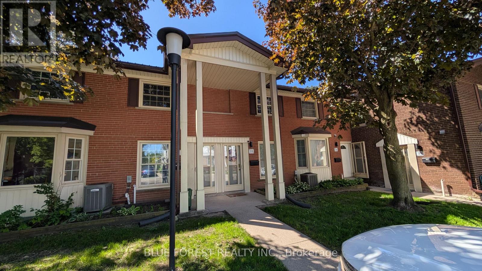 Photo 1 of 23 — 36 ARBOUR GLEN CRESCENT, London East (East A), ON N5Y1Z9