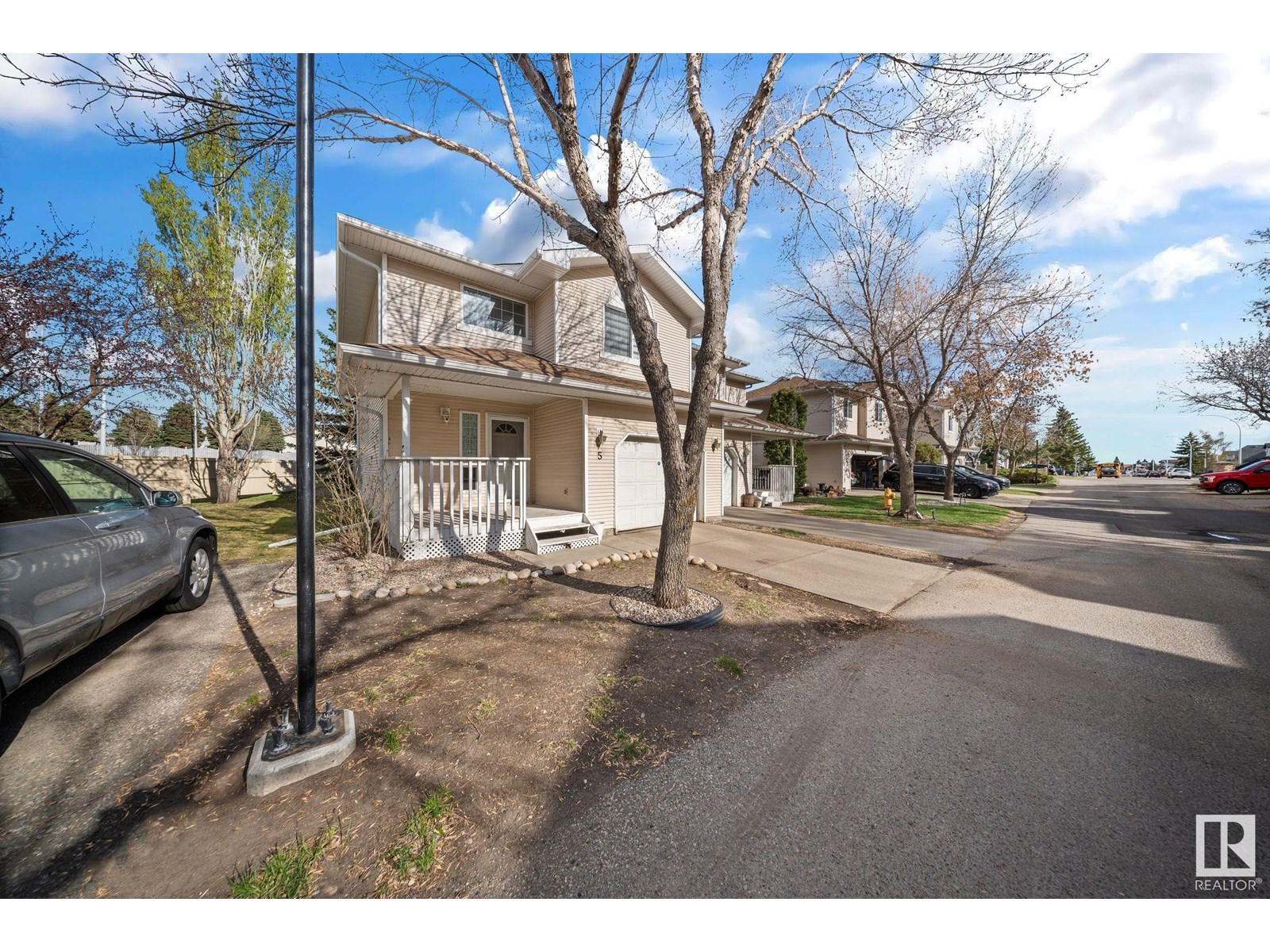 #5 6608 158 AV NW