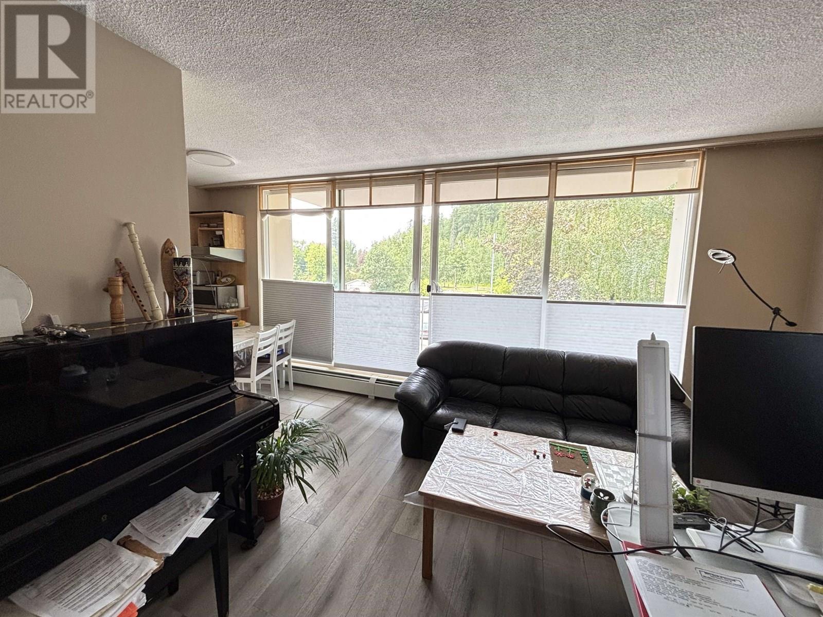 302 1501 QUEENSWAY