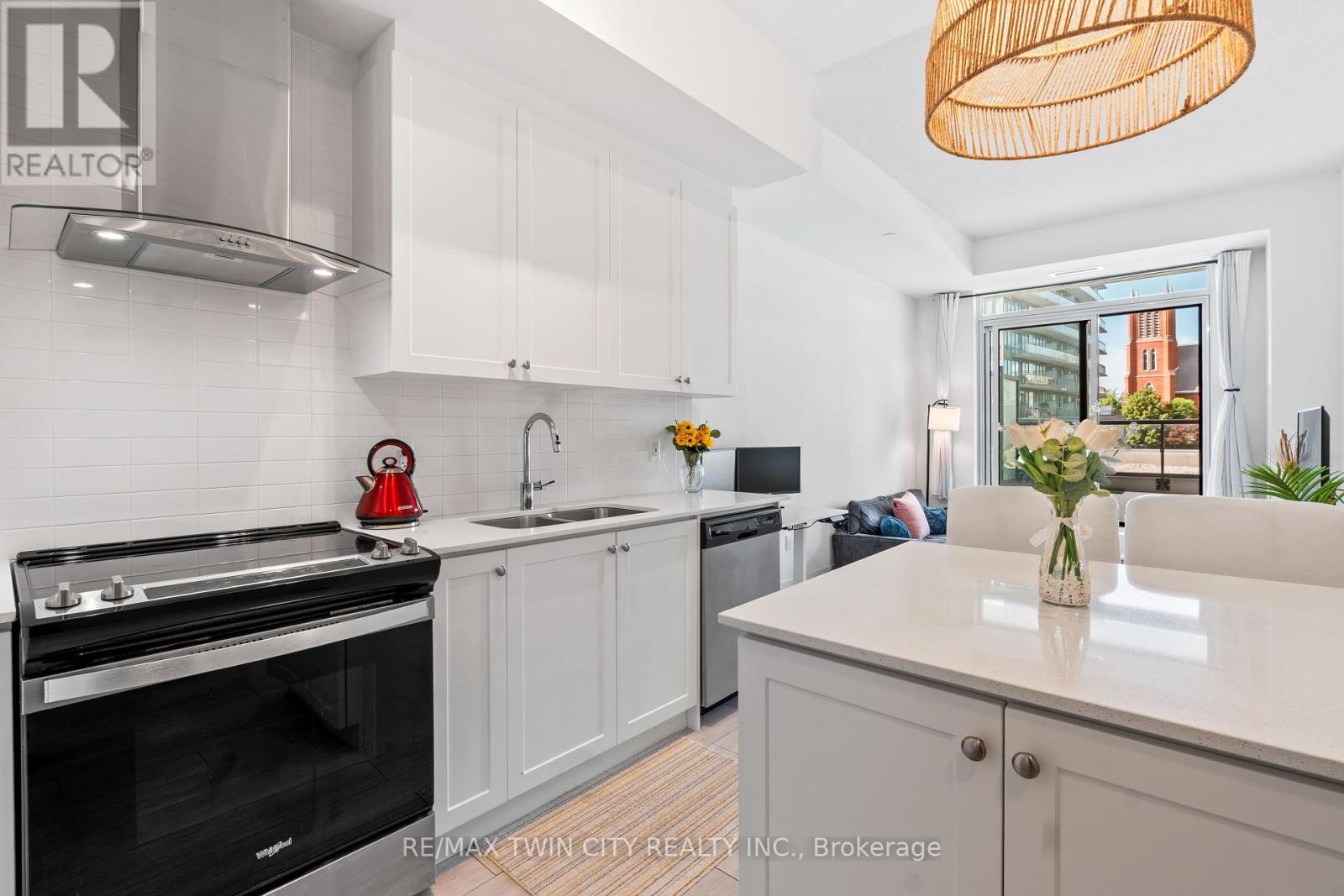 228 - 55 DUKE STREET W