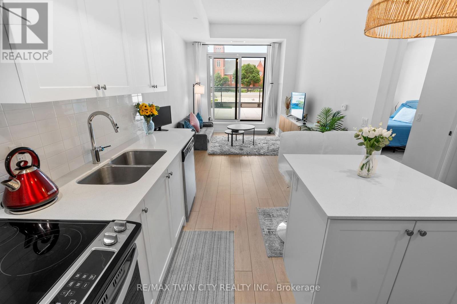 228 - 55 DUKE STREET W