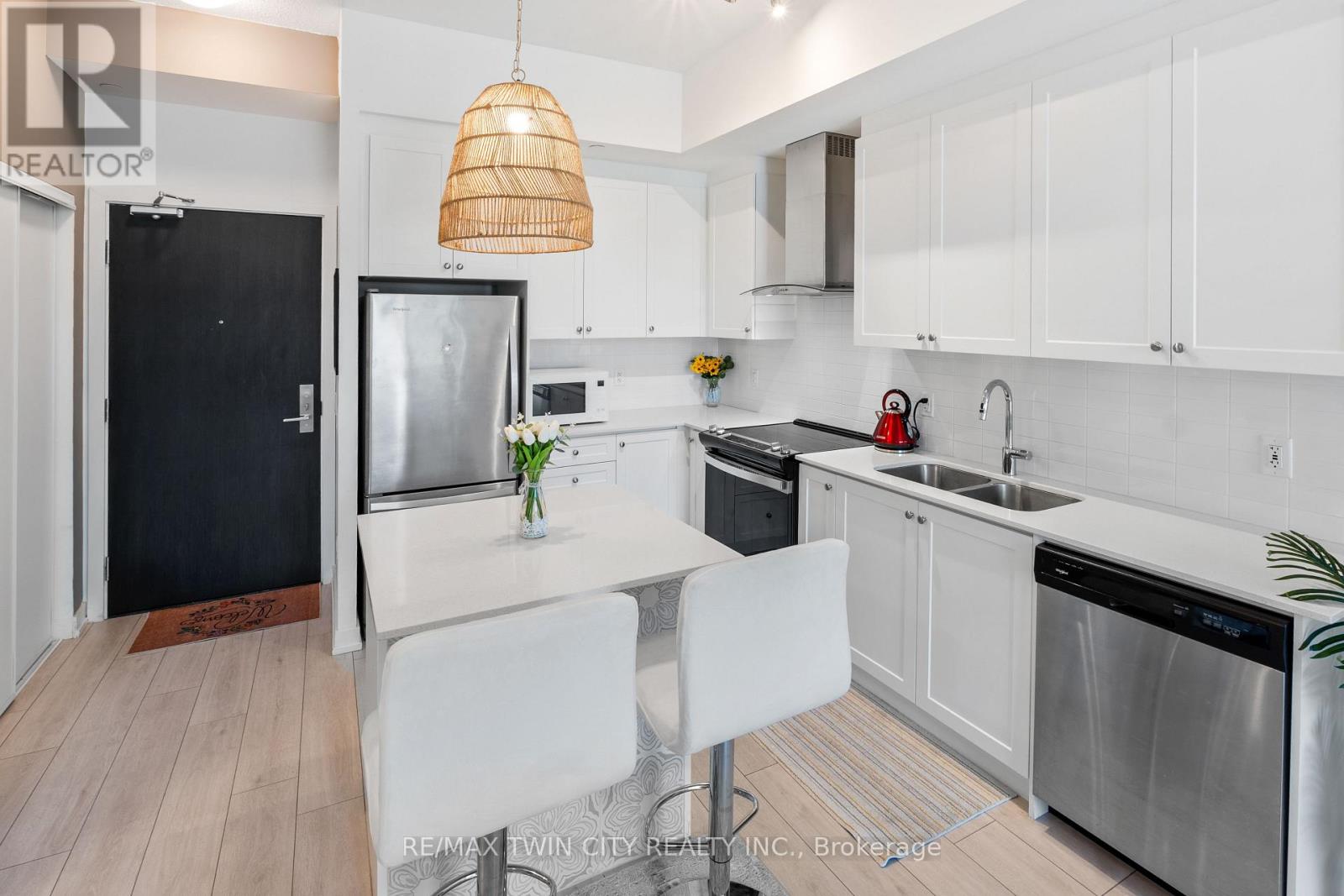 228 - 55 DUKE STREET W