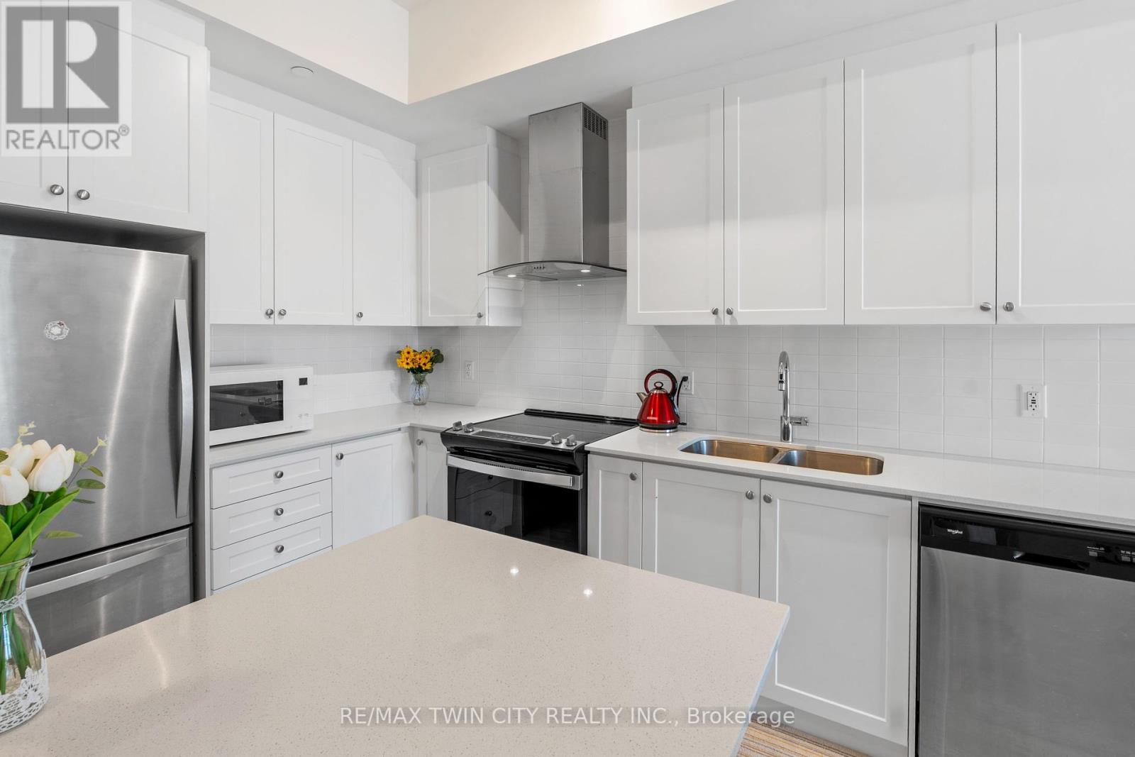228 - 55 DUKE STREET W