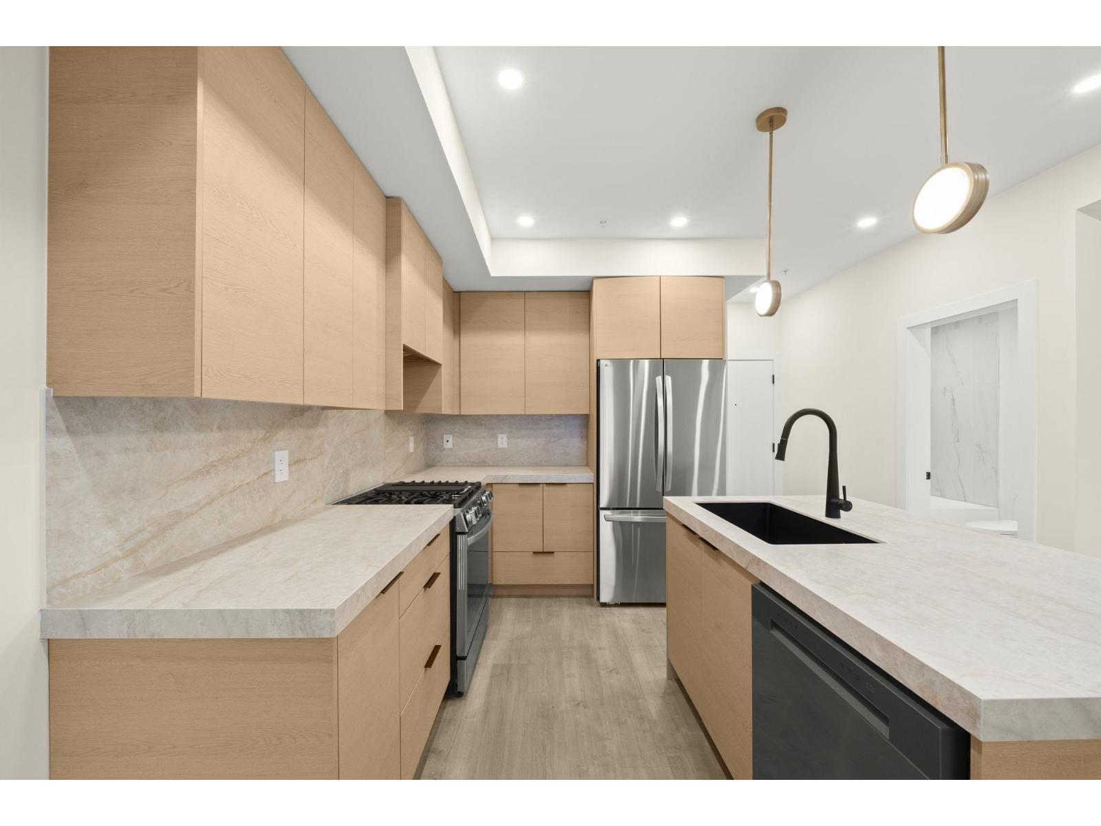 211 15353 17 AVENUE