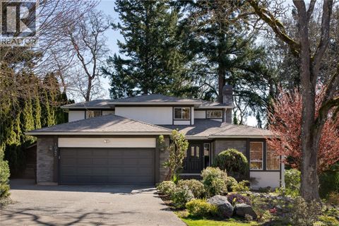 1045 Valewood Trail Saanich BC V8X5G7