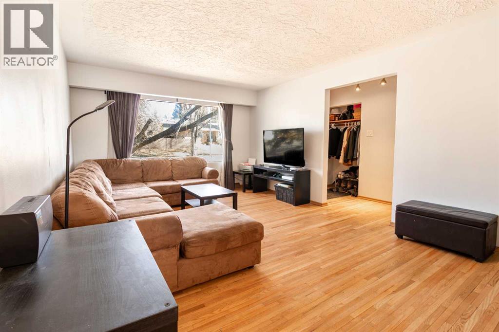 967 Northmount Drive NW