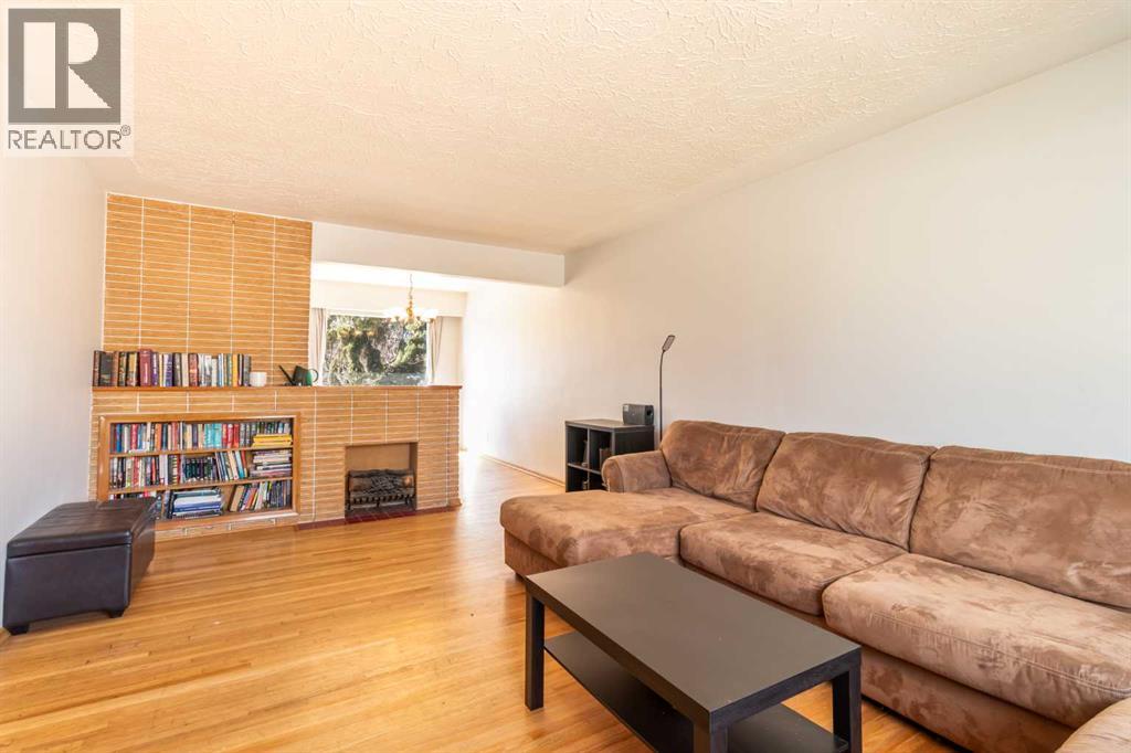 967 Northmount Drive NW