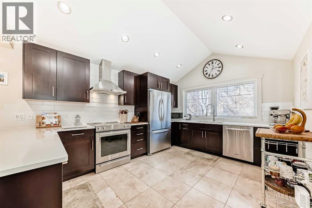 332 Varsity Close NW