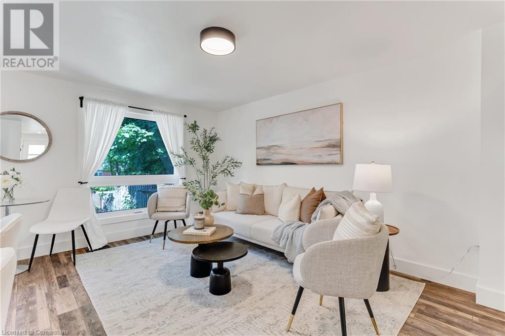 8 GRANDRIDGE Crescent W