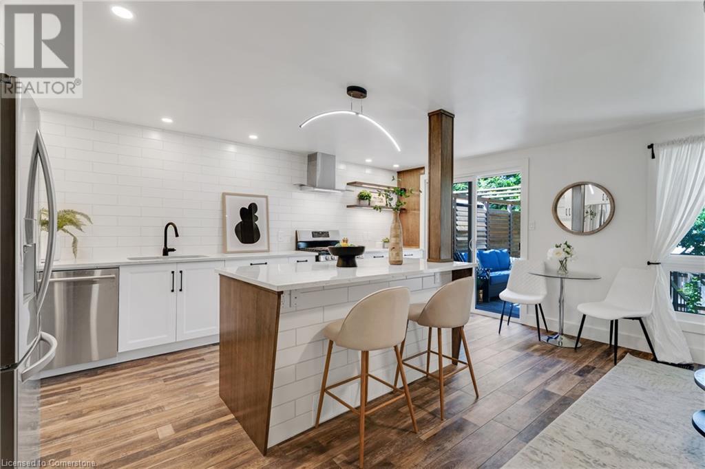 8 GRANDRIDGE Crescent W