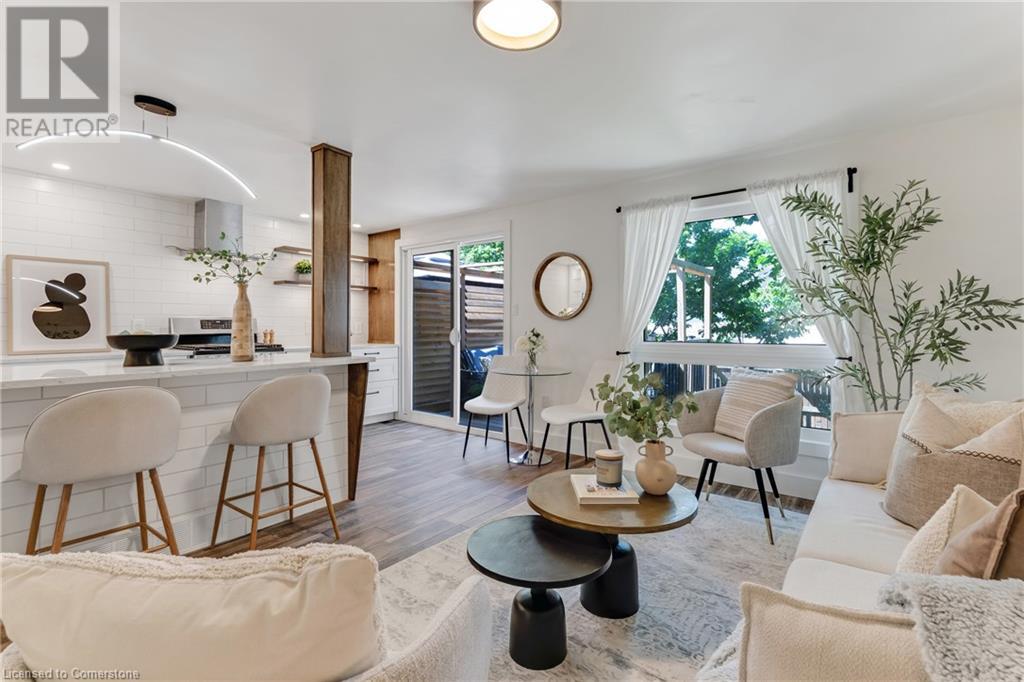 8 GRANDRIDGE Crescent W