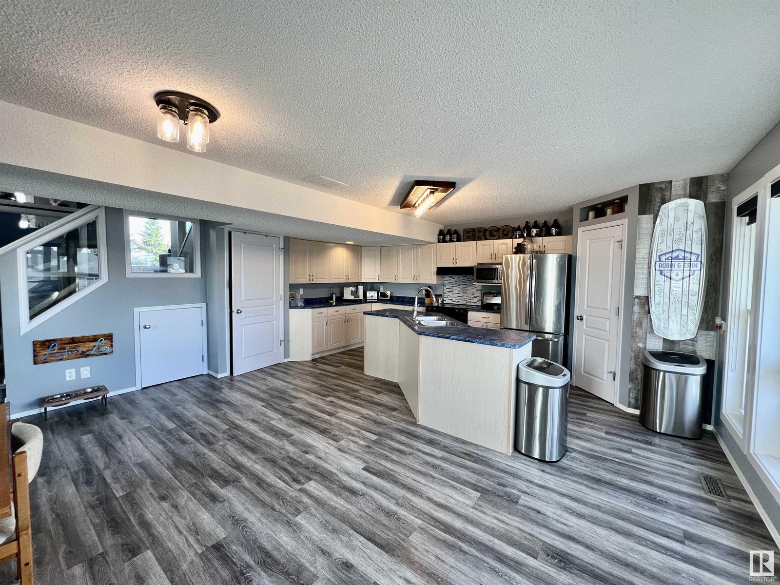 2134 37 AV NW
