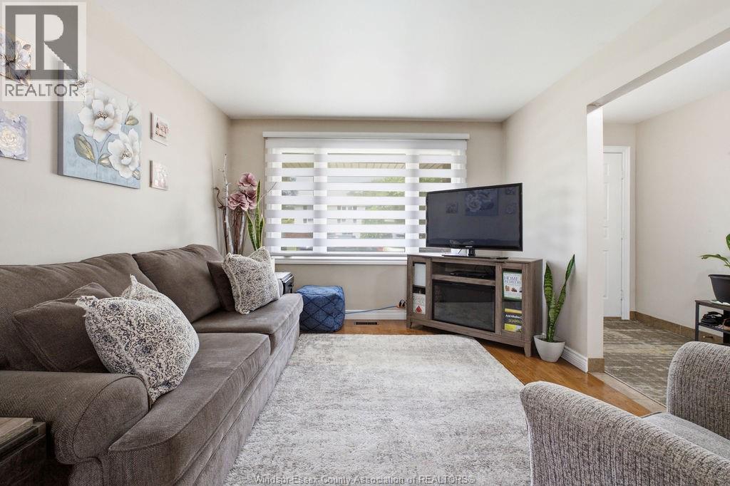 3375 DOLPHIN COURT