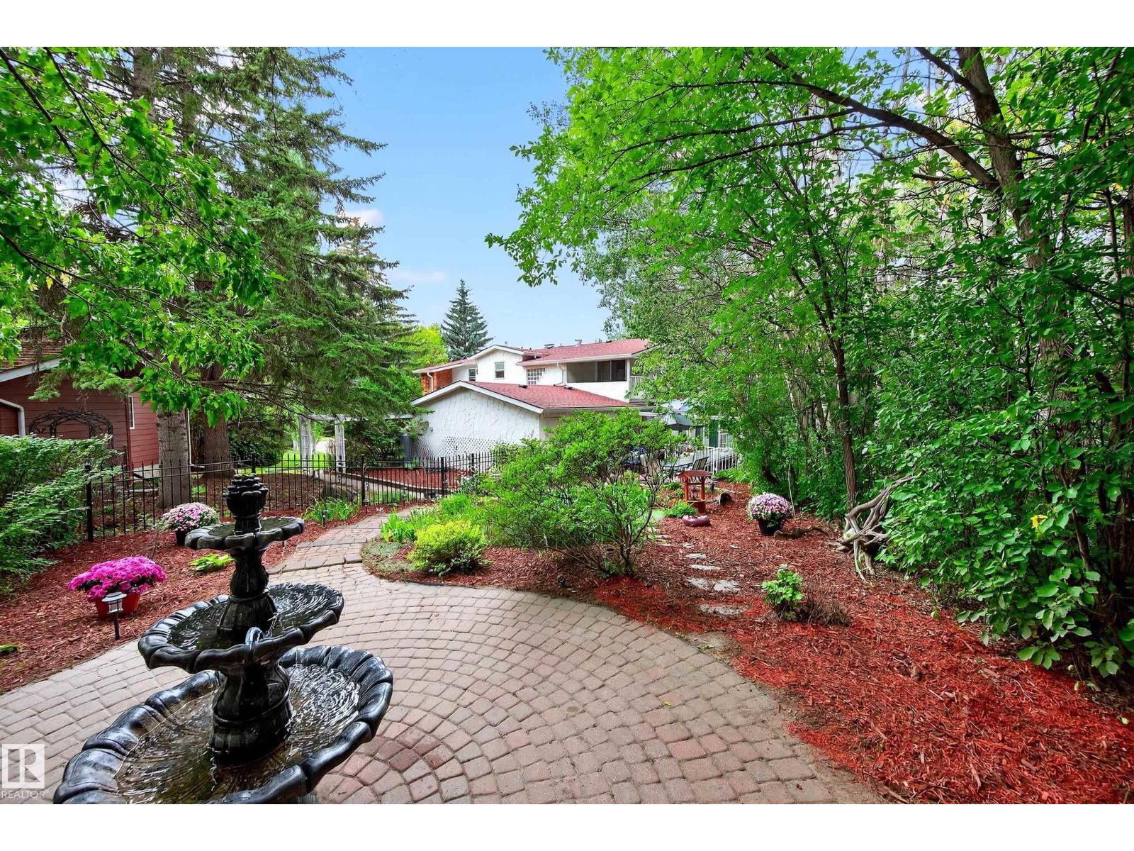 8 GREENWOOD PL