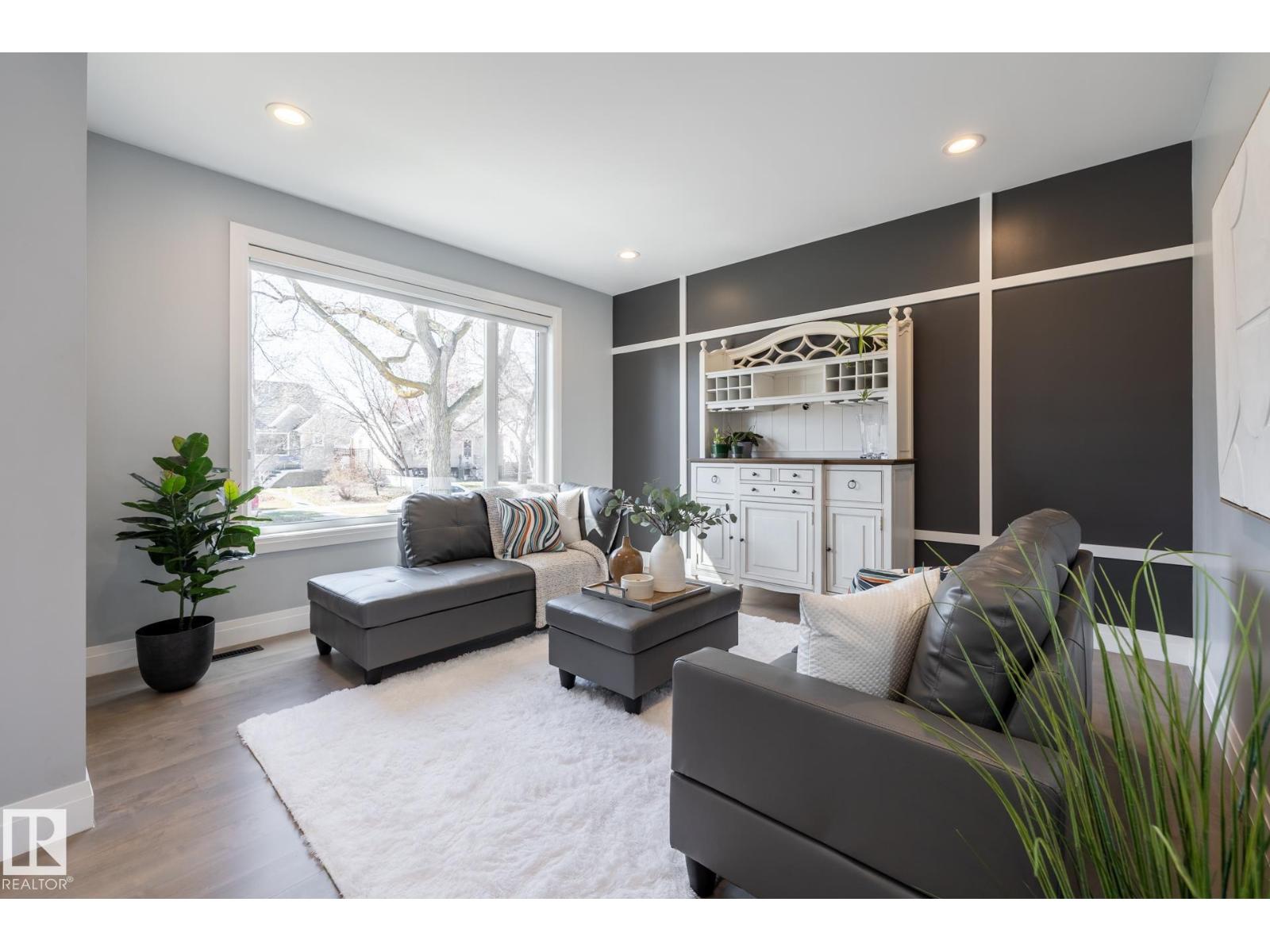 10936 71 AV NW