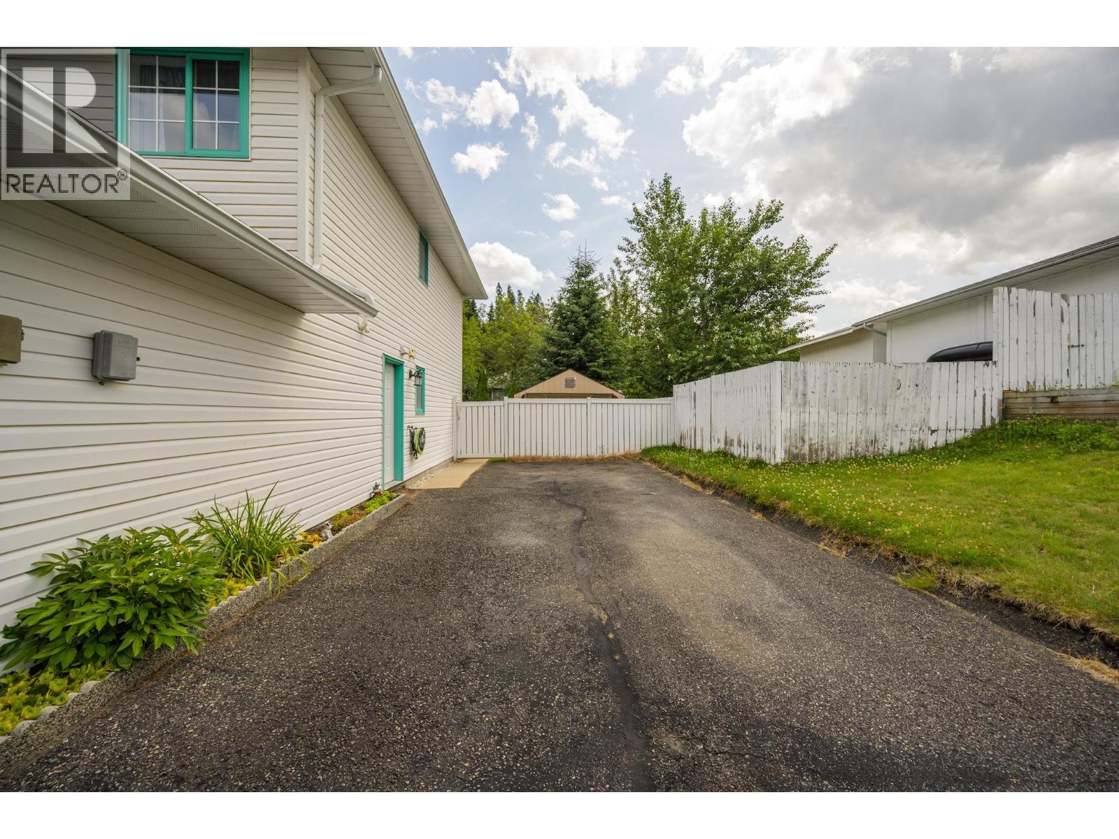 1917 CLEARWOOD CRESCENT