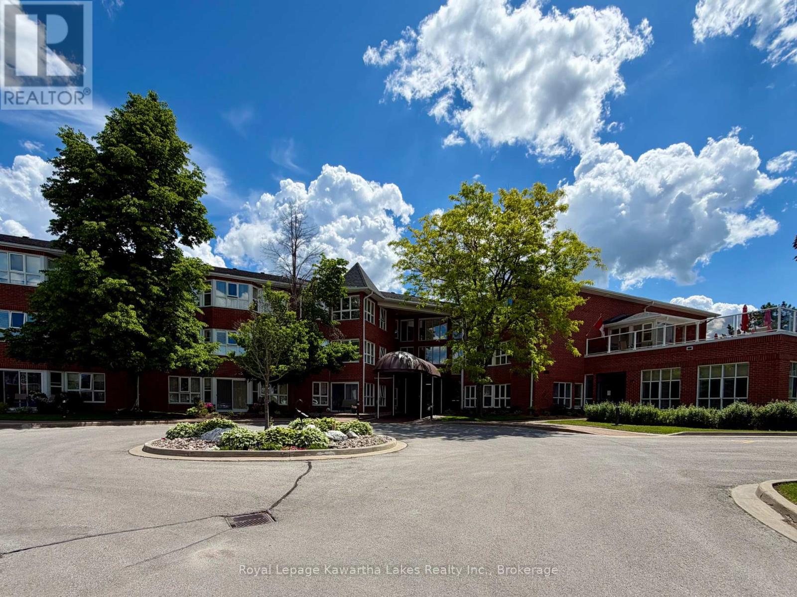 Photo 1 of 43 — 303 - 4 HERITAGE WAY Unit 303, Kawartha Lakes (Lindsay), ON K9V5Z2