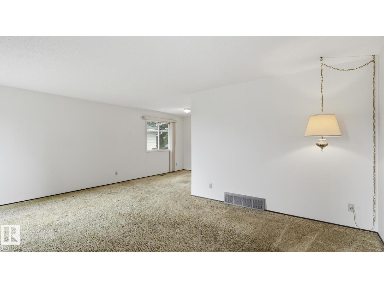 7408 40 AV NW