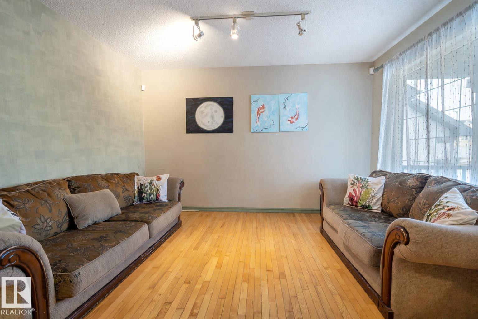 11813 12 AV NW