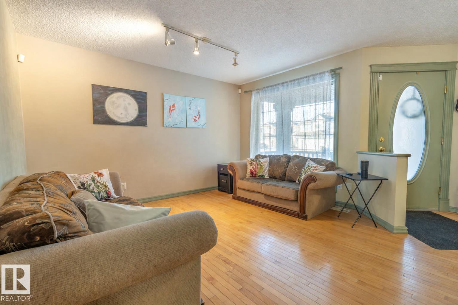 11813 12 AV NW