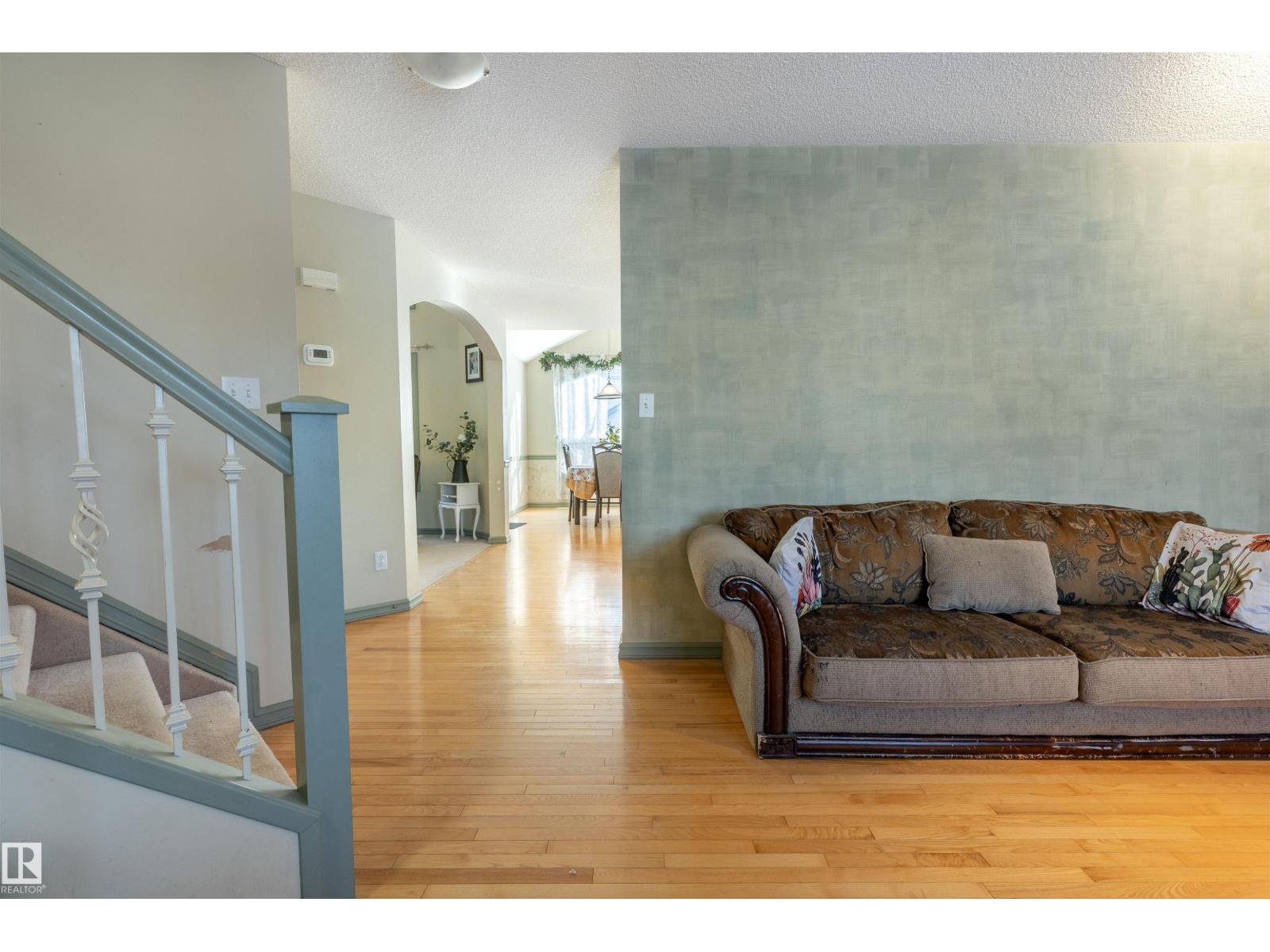 11813 12 AV NW