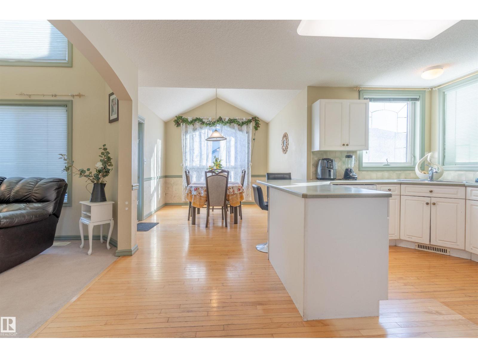 11813 12 AV NW