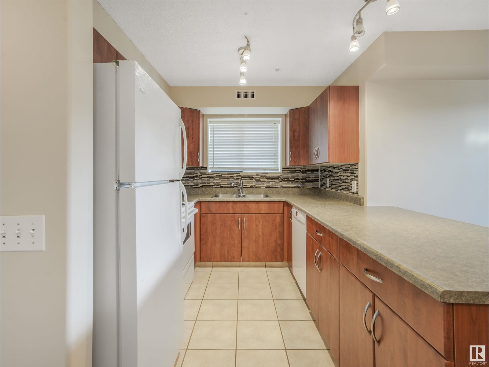 10528 77 AV NW