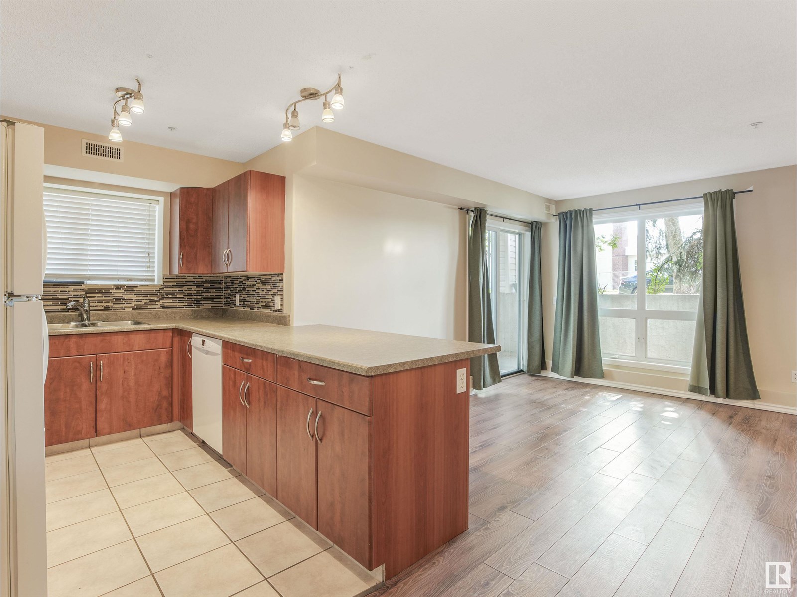 10528 77 AV NW
