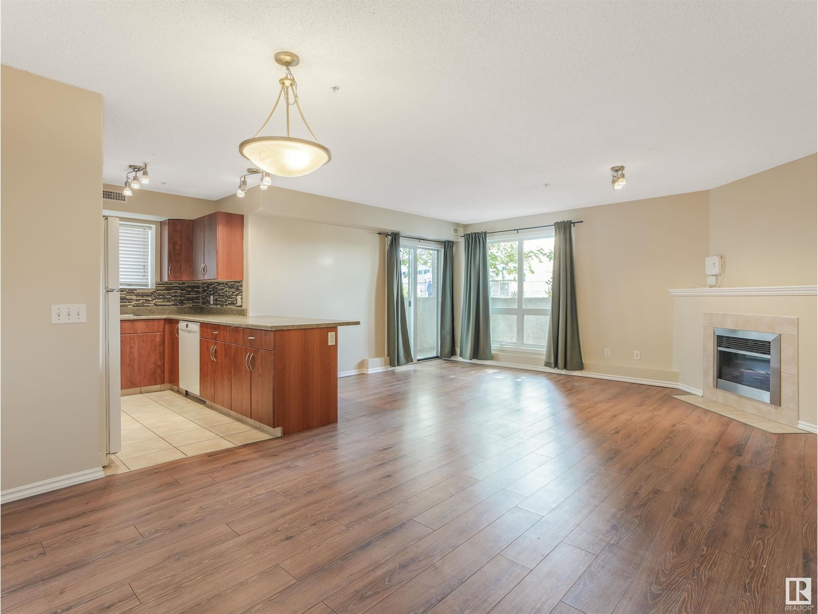 10528 77 AV NW