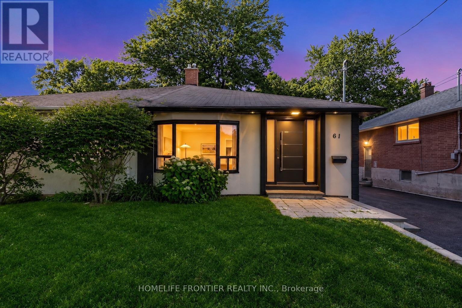 Photo 1 of 48 — 61 SUNDIAL CRESCENT, Toronto (Victoria Village), ON M4A2J7