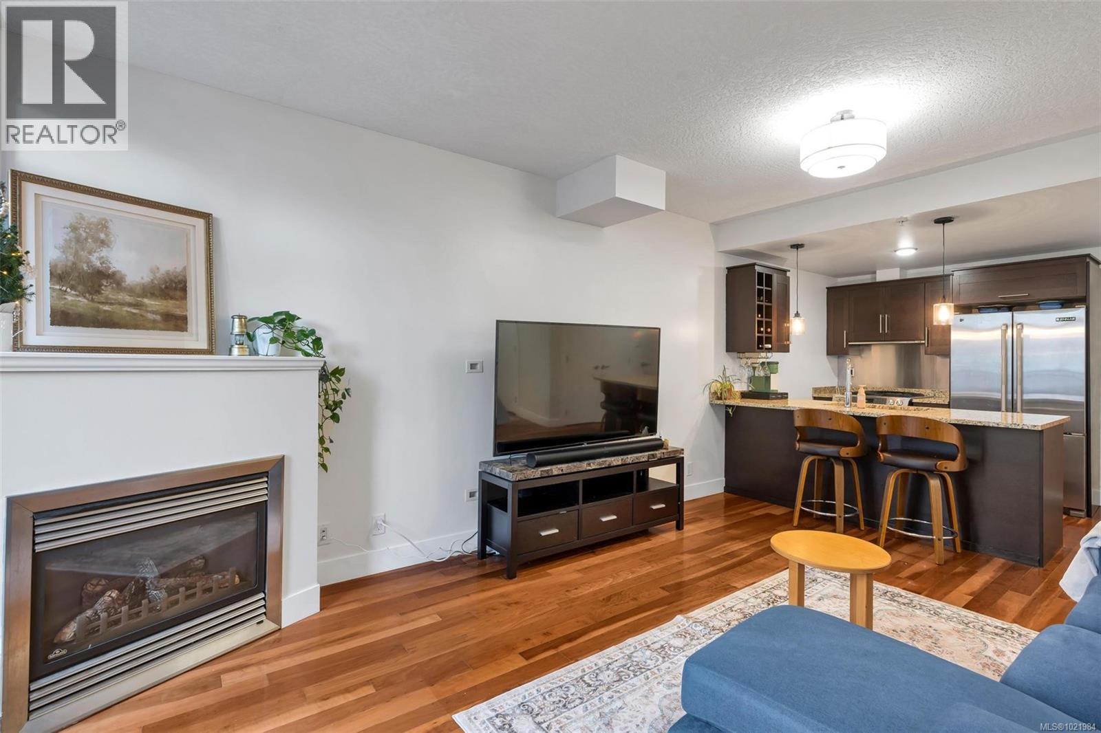 N607 737 Humboldt St