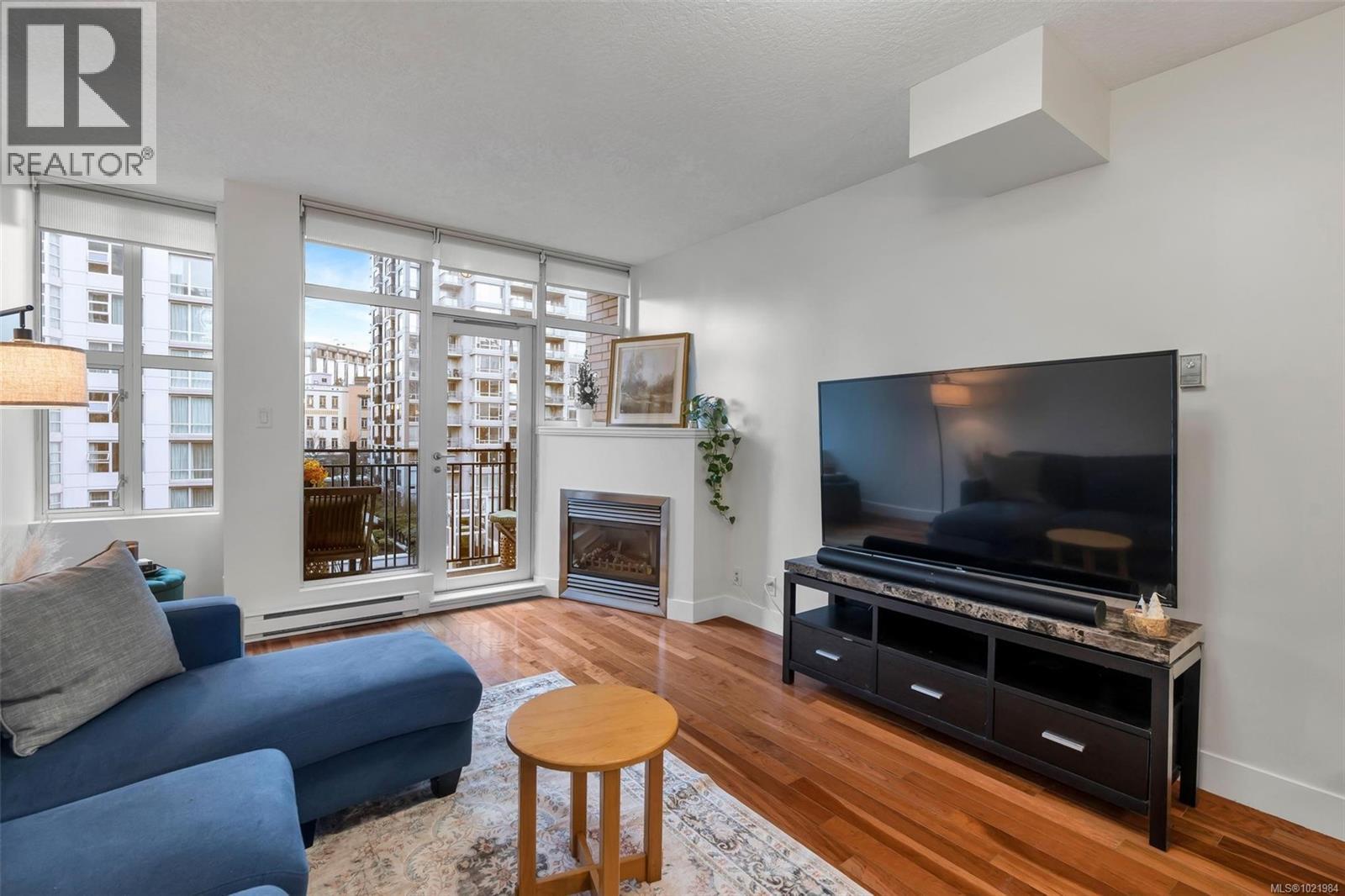 N607 737 Humboldt St