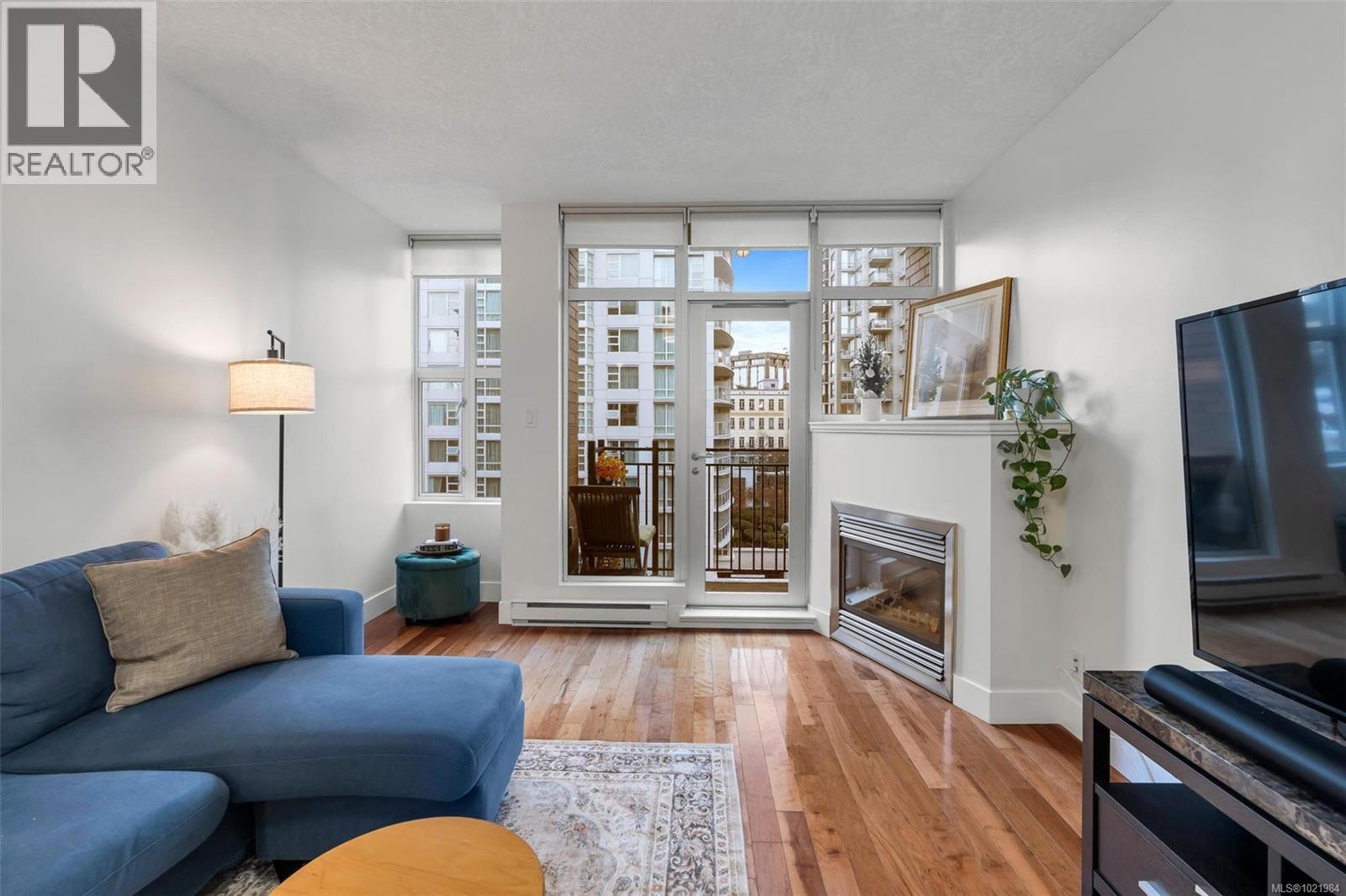 N607 737 Humboldt St