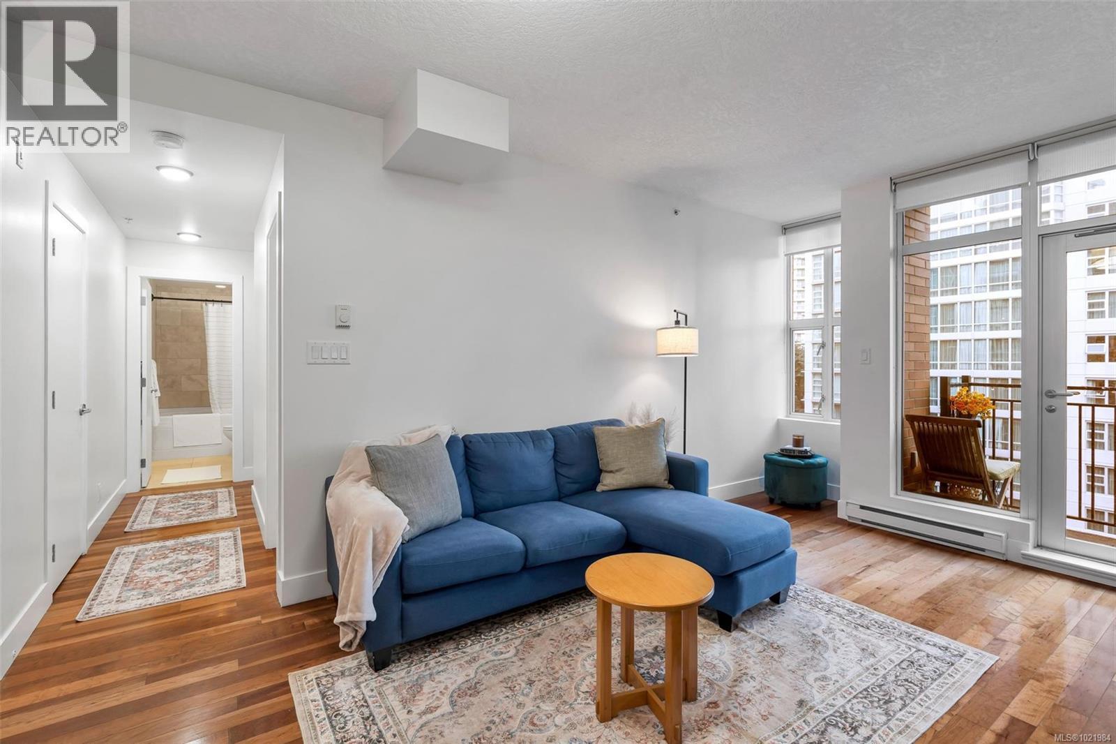 N607 737 Humboldt St