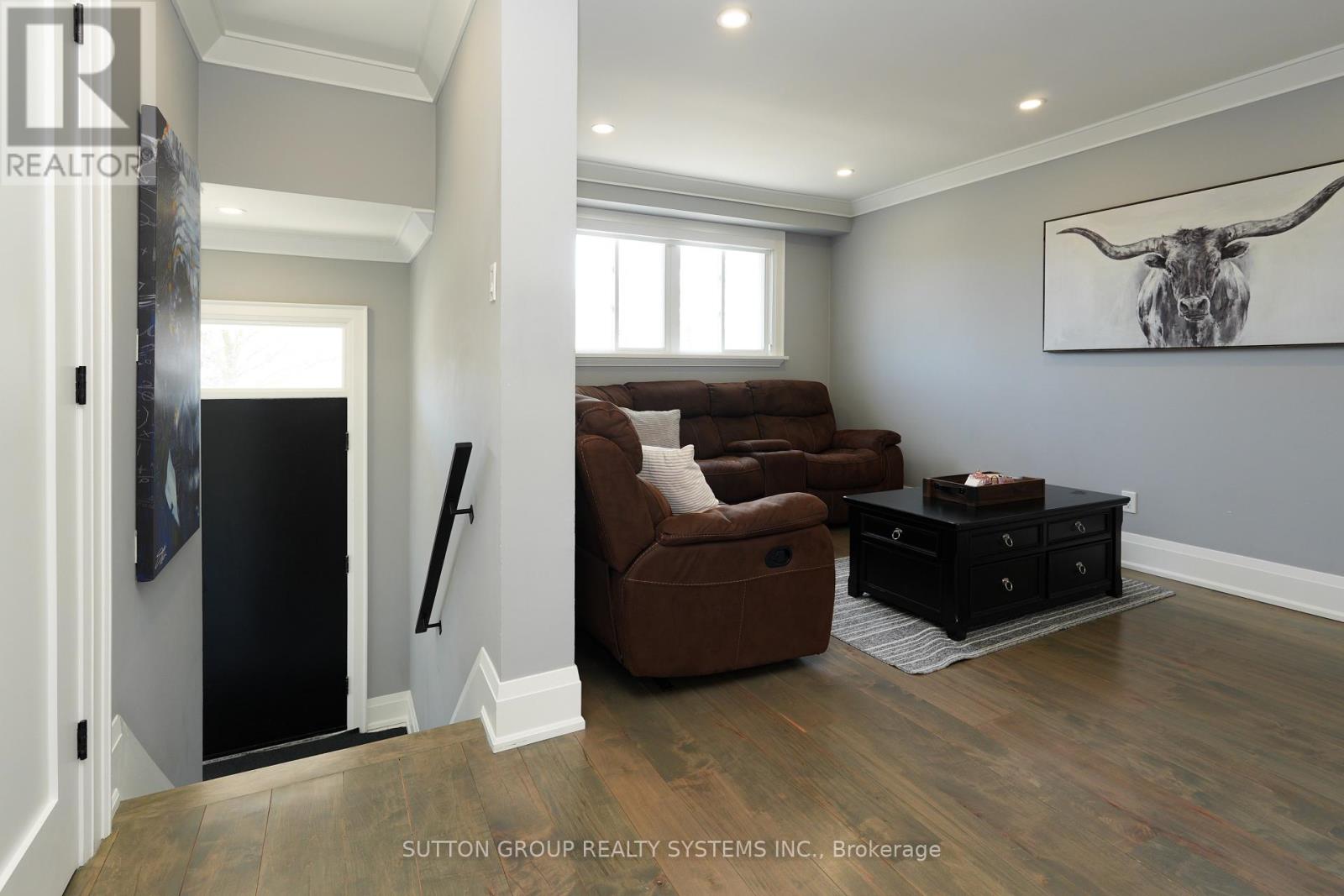 70 COURTLEIGH SQUARE