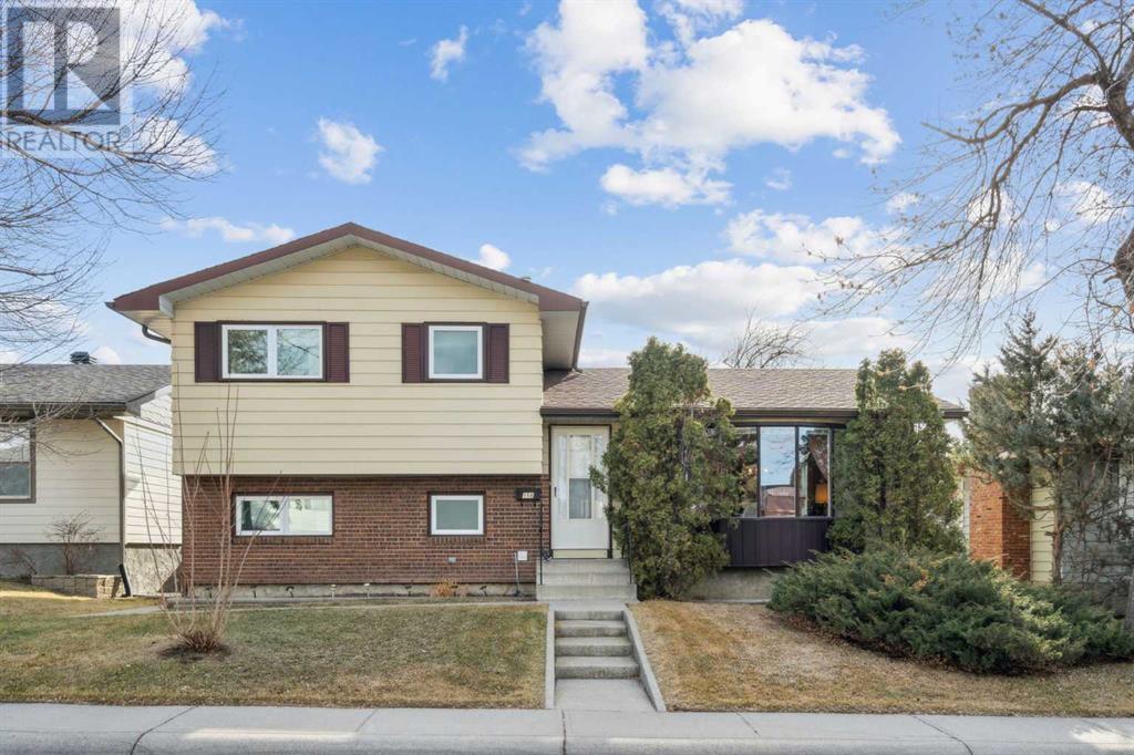 156 Whiteview Close NE