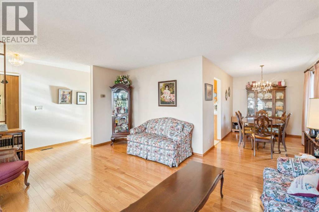156 Whiteview Close NE