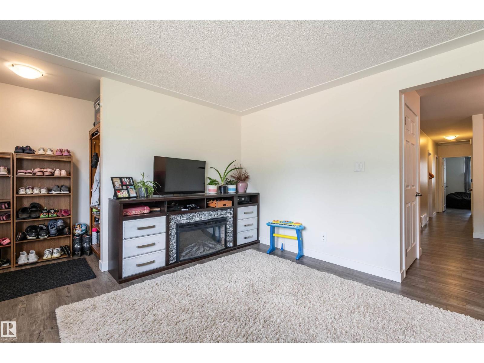 7229 83 AV NW