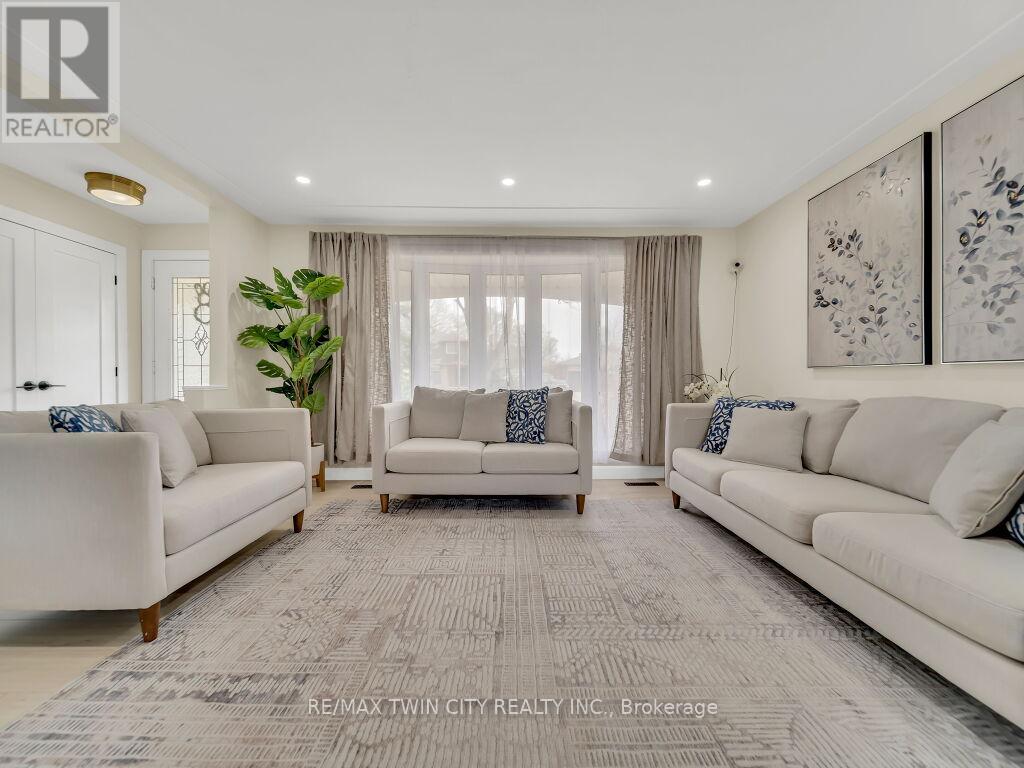 75 BETTLEY CRESCENT