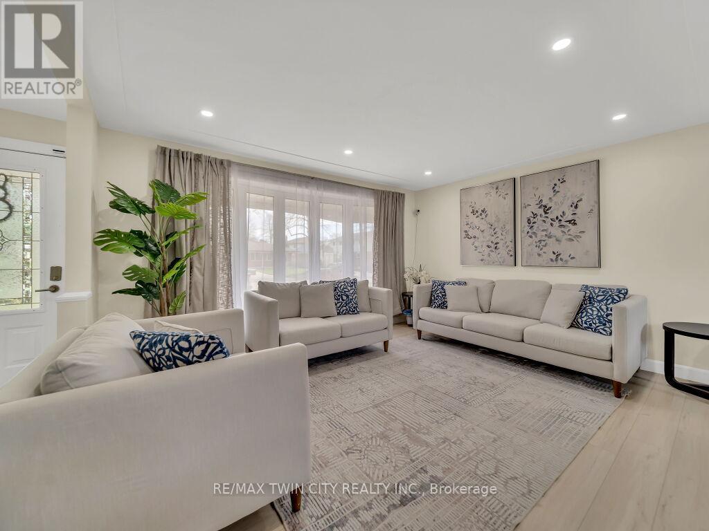 75 BETTLEY CRESCENT