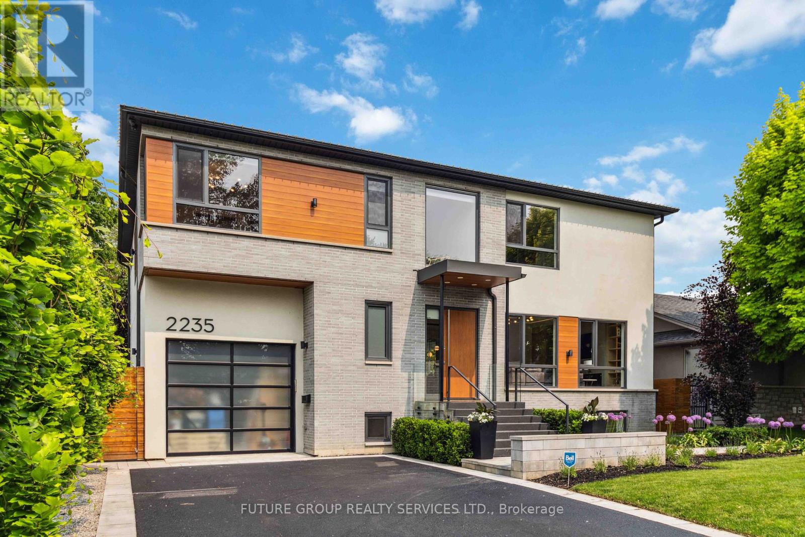 2235 HARCOURT CRESCENT