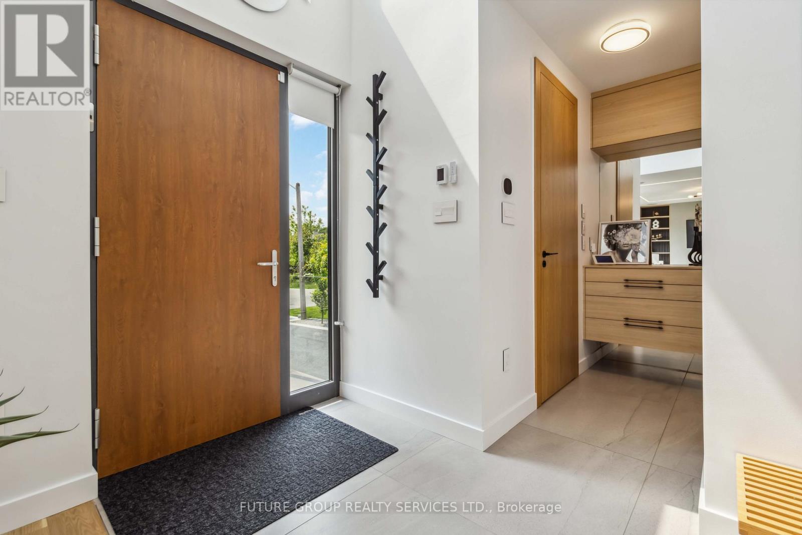 2235 HARCOURT CRESCENT