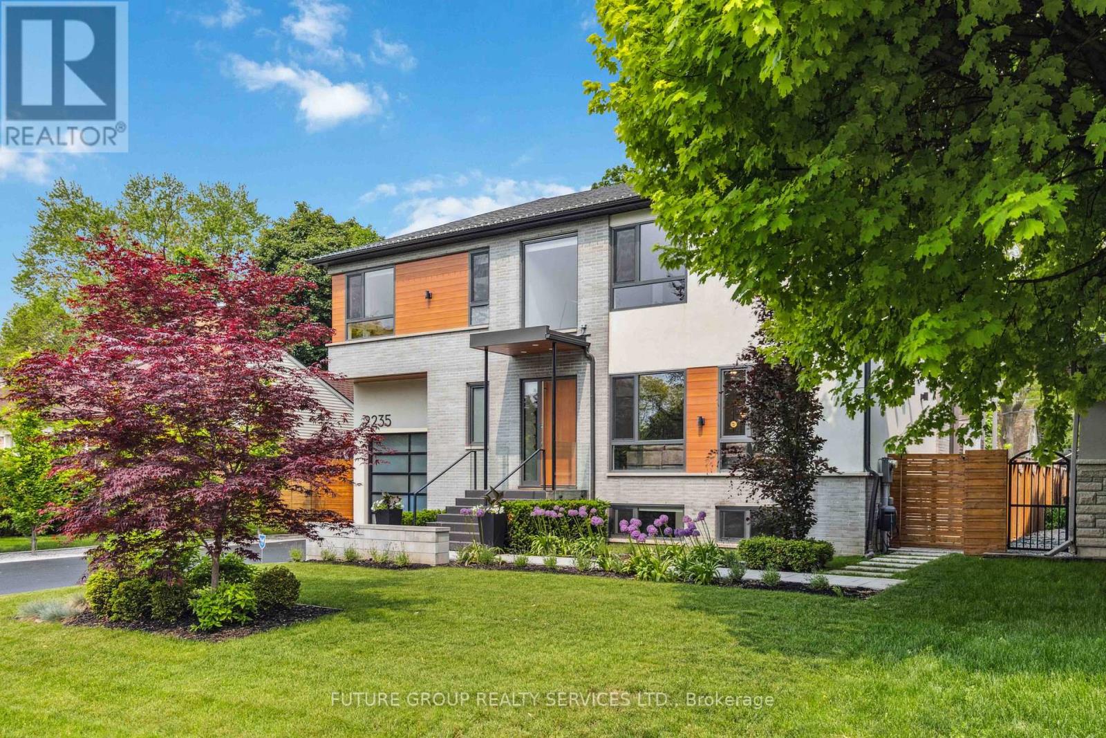 2235 HARCOURT CRESCENT