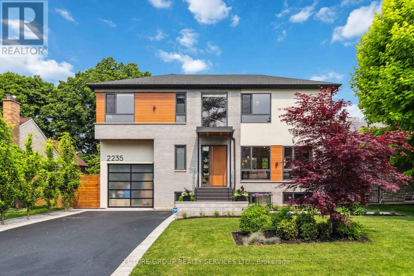 2235 HARCOURT CRESCENT