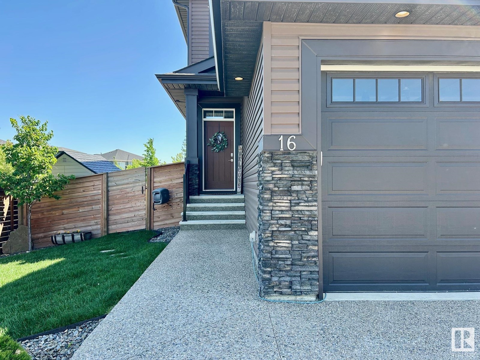 16 RED FOX WY