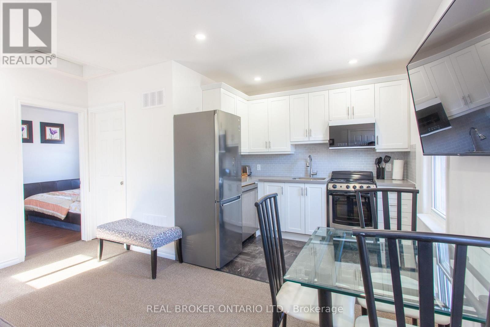 UPPER - 231 FRONT STREET S