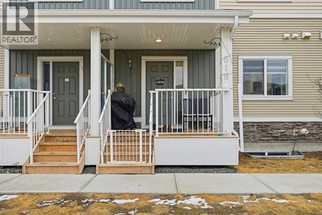 816, 32 Red Embers Parade NE