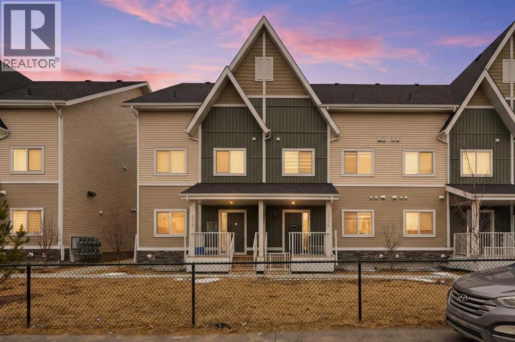 816, 32 Red Embers Parade NE