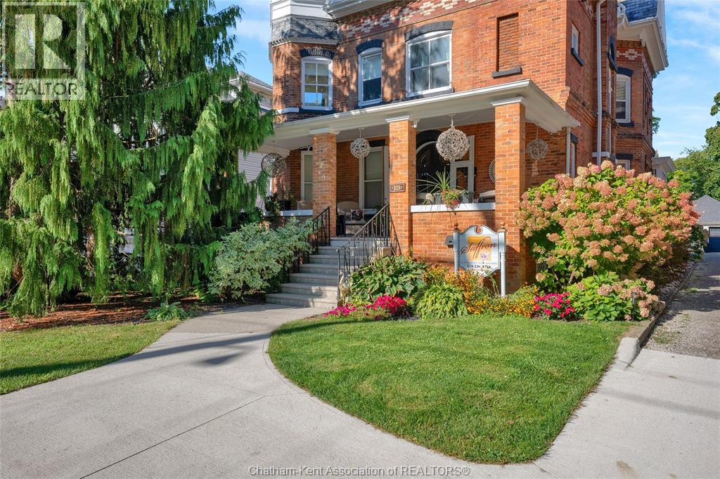 325 Wellington STREET West